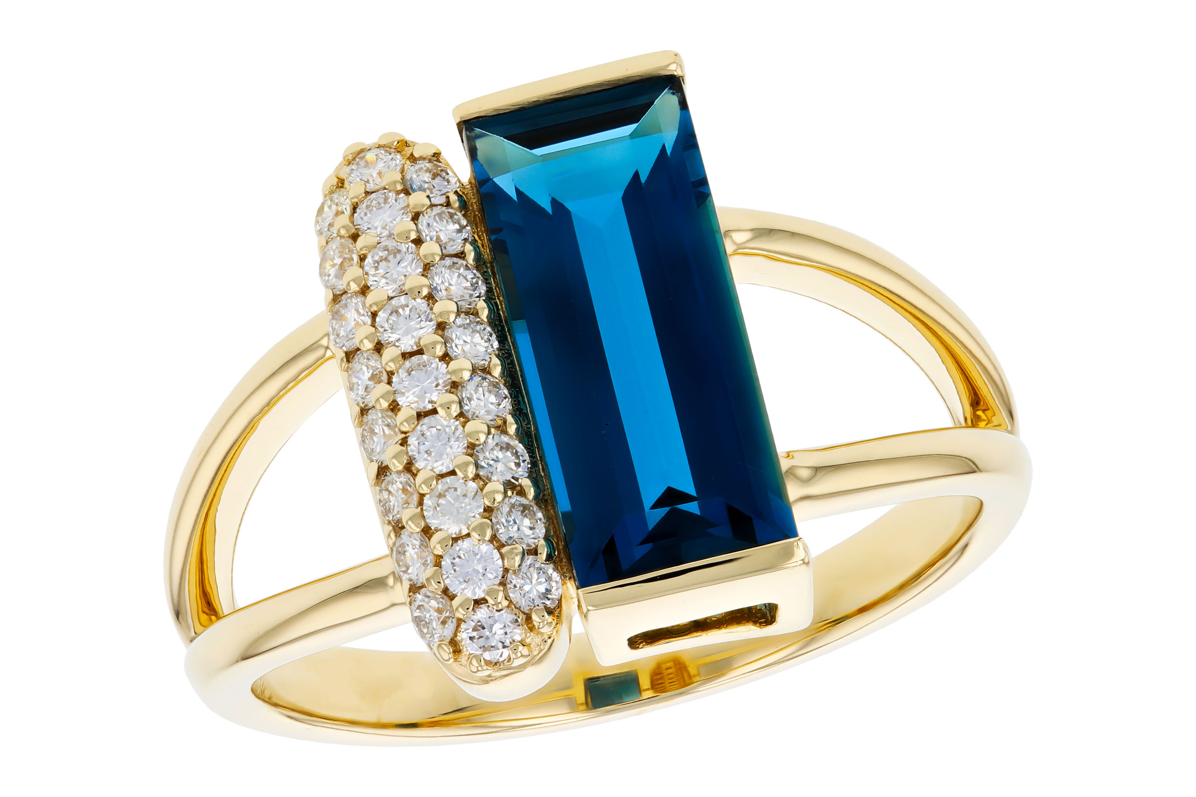 B312-11204: LDS RG 2.67 LONDON BLUE TOPAZ 2.92 TGW (12x5MM BT)